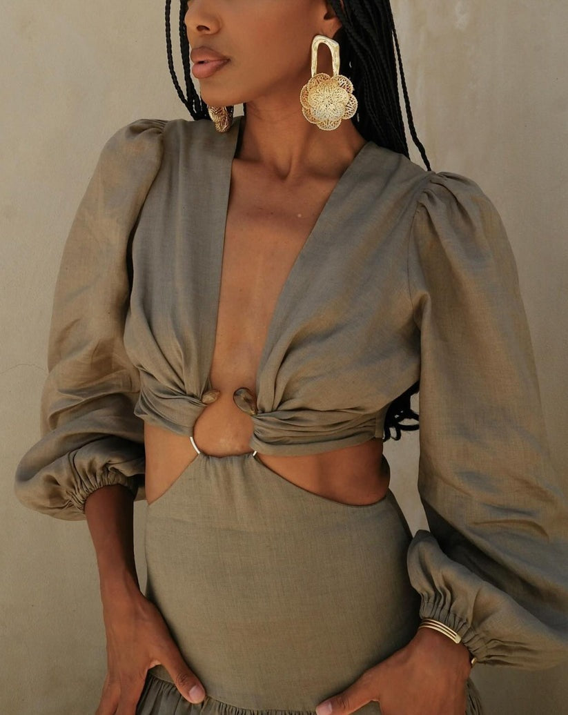 Elegant Maxi Dress with Cut - out Design and Puffed Sleeves