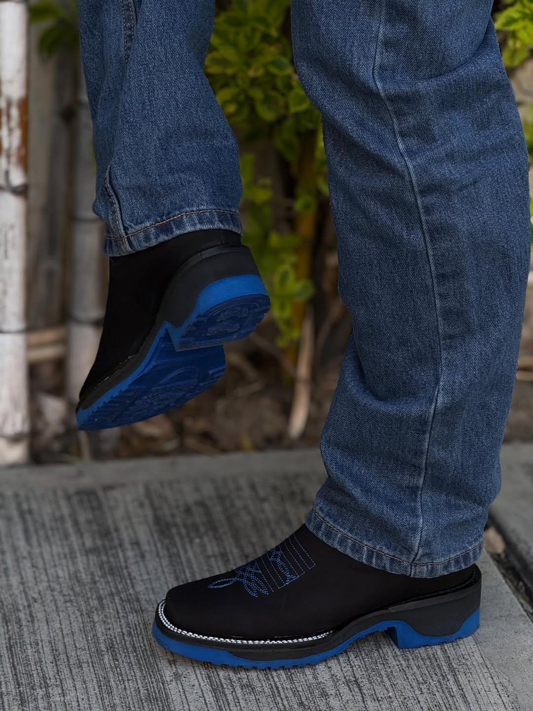 Men's Embroidered Western Style Slip-On Ankle Boots