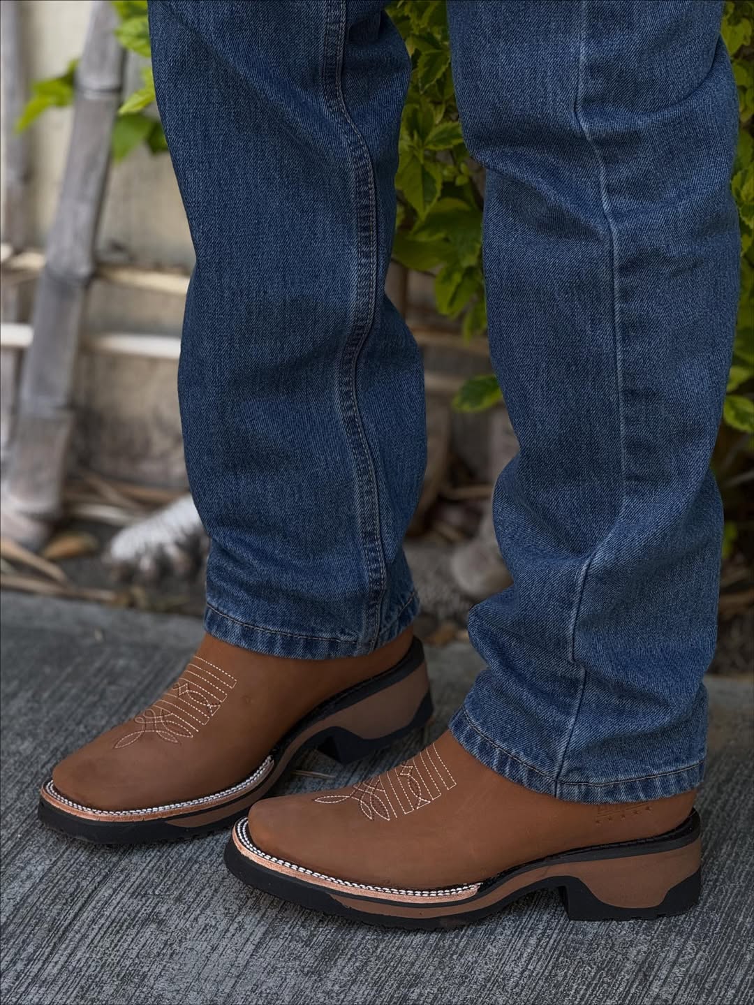 Men's Embroidered Western Style Slip-On Ankle Boots